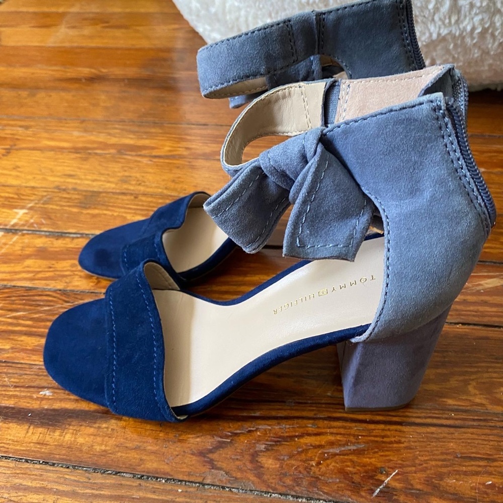 Blue bow heels